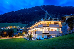 Fachada de la propiedad por la tarde o noche