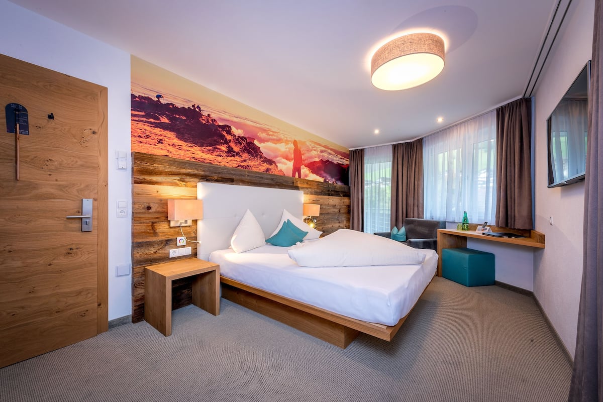 Classic Double Room | In-room safe, desk, soundproofing, free WiFi