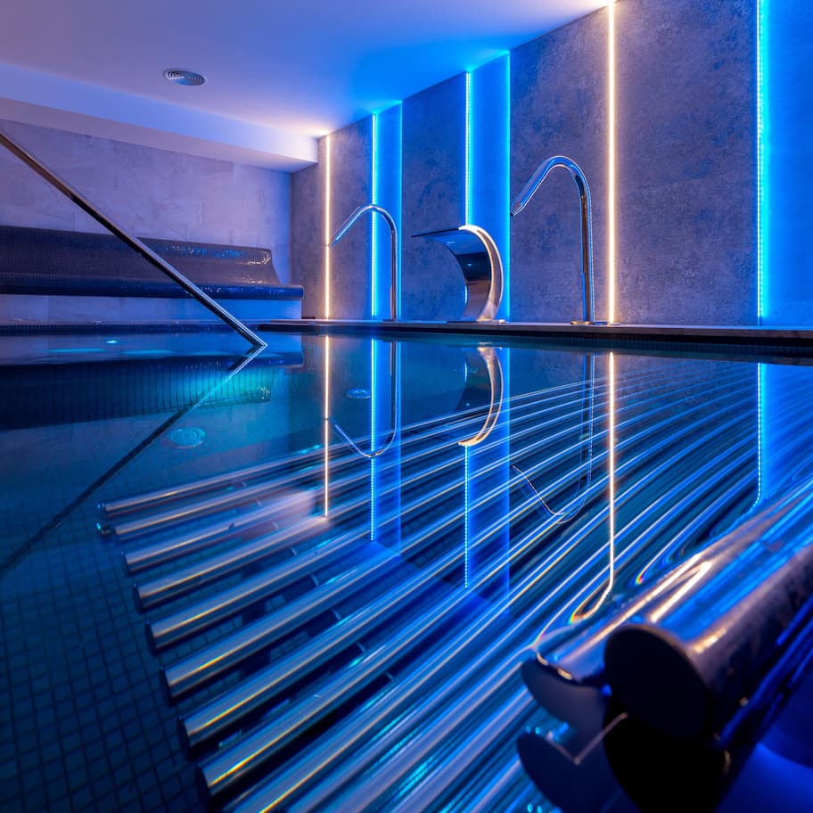 Sauna, hot tub, steam room, Turkish bath/hammam, body treatments