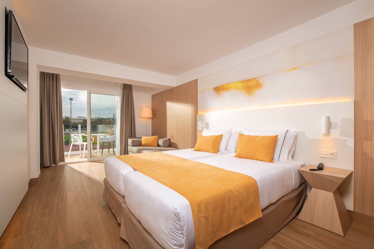 1 bedroom, premium bedding, in-room safe, desk