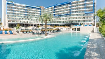 2 udendørs pools, parasoller, liggestole