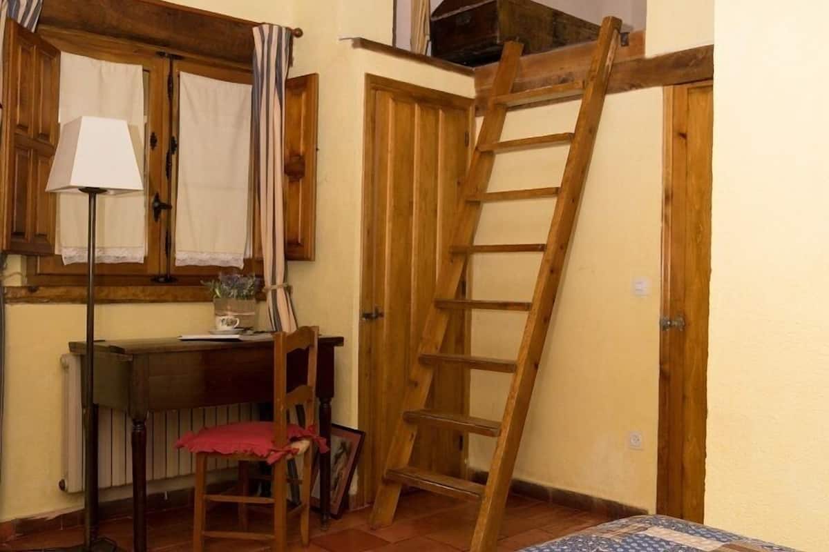 Habitación familiar (Jabali) | Escritorio, sistema de insonorización, tabla de planchar con plancha