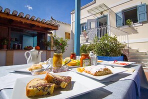 Daily local cuisine breakfast for a fee - Mira Mare Hotel (Delphi)