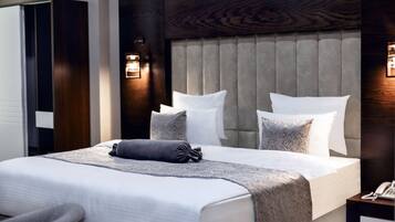 Caja de seguridad en la habitación, escritorio y cortinas blackout