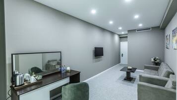 Suite familiar, 1 cama King size y sofá cama | Sala de estar | Televisión de pantalla plana