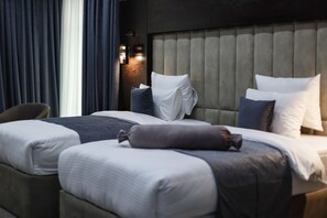 In-room safe, desk, blackout drapes, soundproofing - Parallel Hotel (Baku)