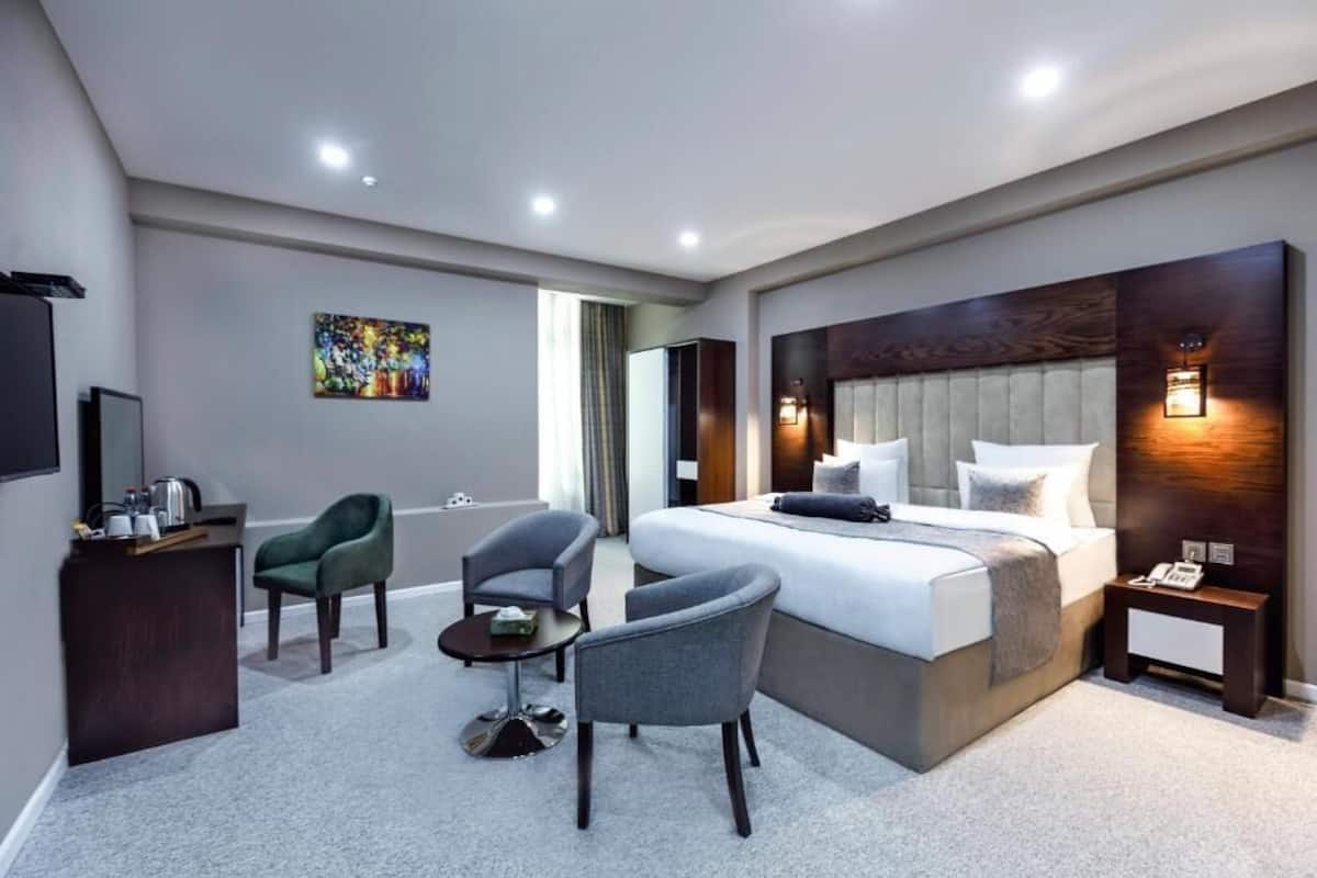 Habitación Deluxe con 1 cama doble o 2 individuales | Caja fuerte, escritorio, cortinas opacas y sistema de insonorización