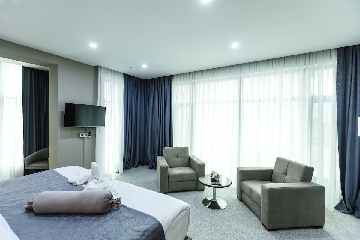 Suite familiar, 1 cama de matrimonio grande con sofá cama | Caja fuerte, escritorio, cortinas opacas y sistema de insonorización