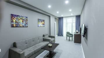 Suite familiar, 1 cama King size y sofá cama | Sala de estar | Televisión de pantalla plana