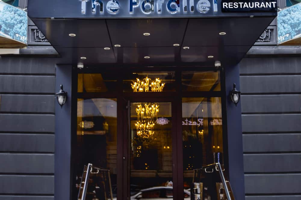 Parallel Hotel
