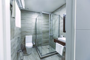 Shower, free toiletries, hair dryer, slippers - Parallel Hotel (Baku)