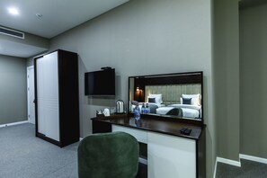 Habitación estándar con 1 cama doble o 2 individuales, varias camas | Caja fuerte, escritorio, cortinas opacas y sistema de insonorización