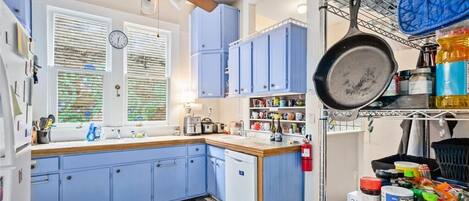 Frigorífico grande, microondas en la zona común, horno y placa de cocina