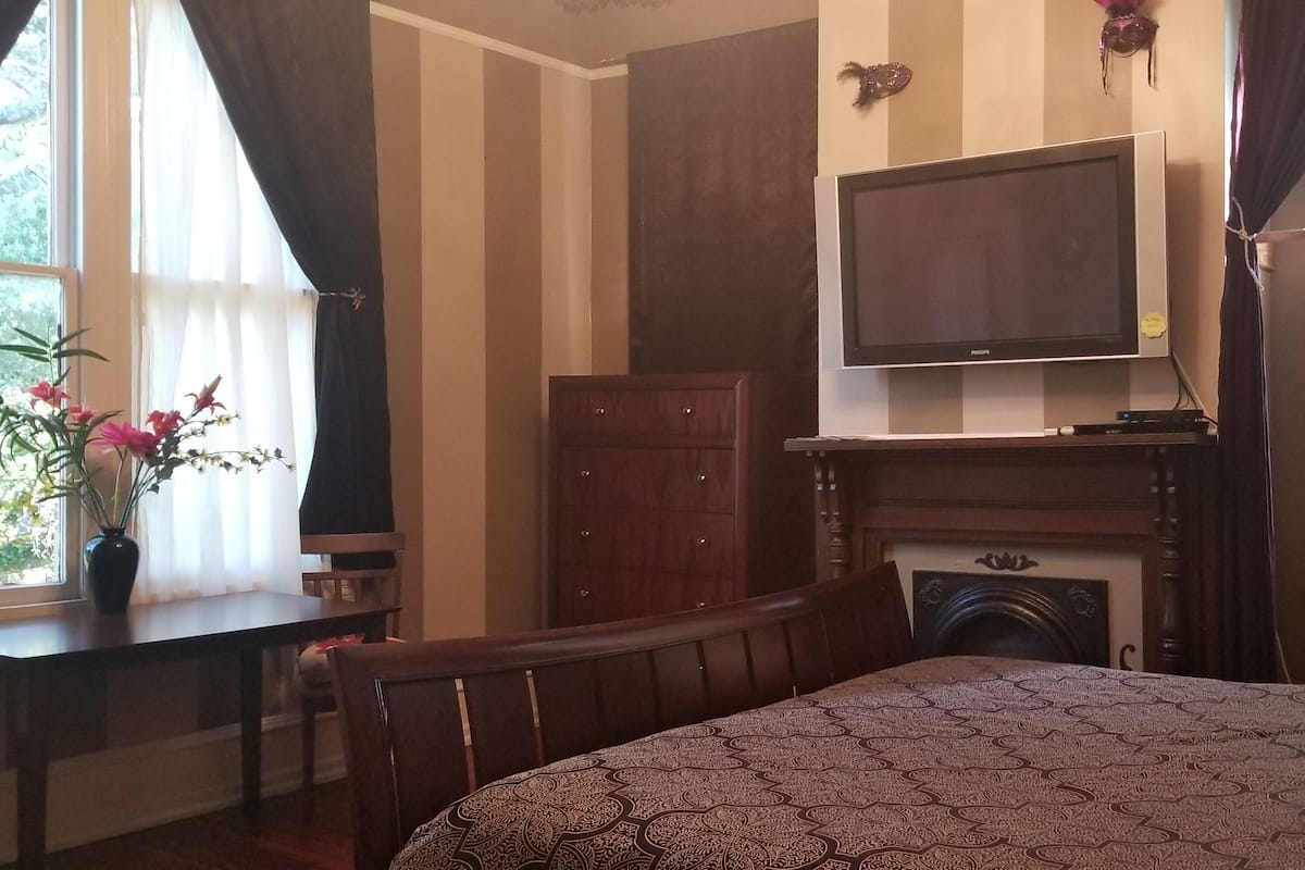 Signature Room, 1 Queen Bed, Non Smoking, City View | 1 bedroom, blackout drapes, iron/ironing board, free WiFi