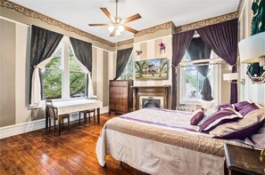 Signature kamer, 1 queensize bed, niet-roken, uitzicht op de stad | Verduisterende gordijnen, een strijkplank/strijkijzer, gratis wifi