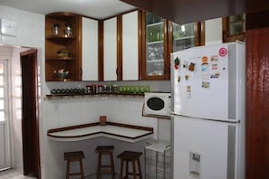 Apartamento, várias camas, para não fumantes | Cozinha privada | Geladeira grande, micro-ondas, fogão, cooktop
