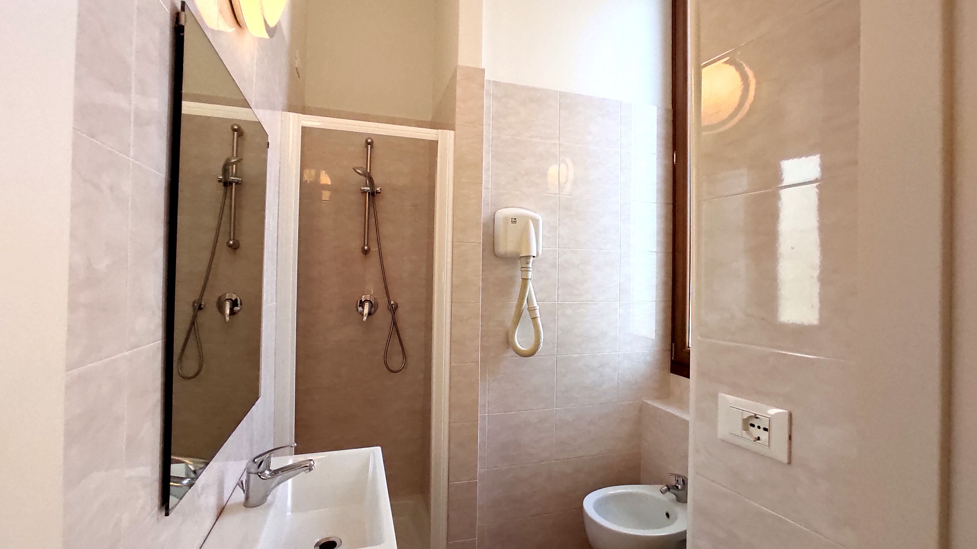 comfort triple room | bathroom | shower, free toiletries, hair dryer, bidet