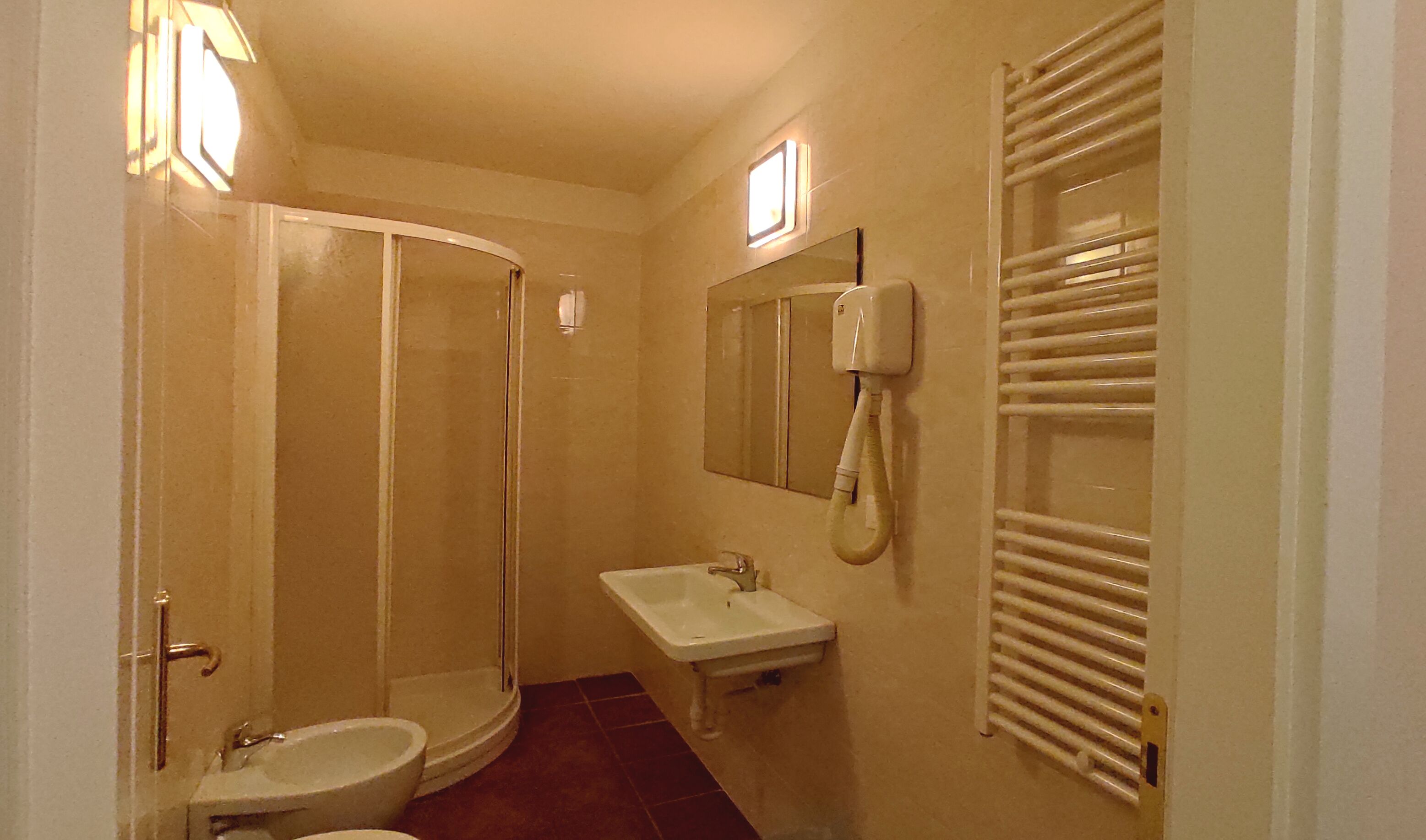standard triple room | bathroom | shower, free toiletries, hair dryer, bidet