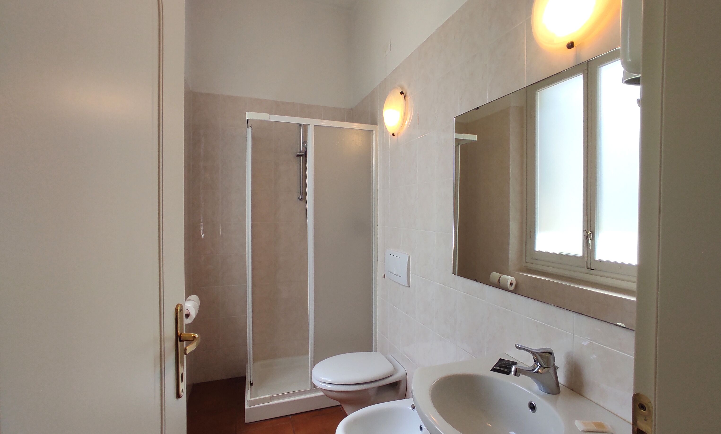 junior double room | bathroom | shower, free toiletries, hair dryer, bidet