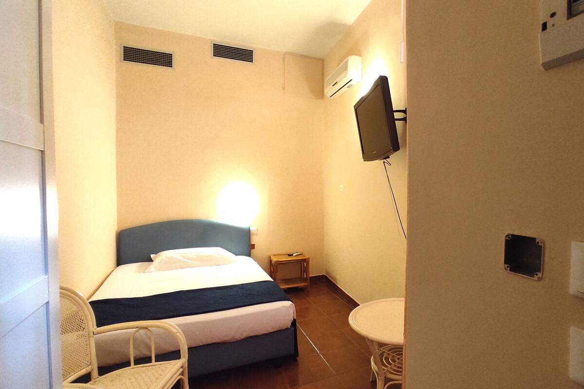 小型双人房 | 意大利 Frette 床单、高档床上用品、Select Comfort 床、办公桌