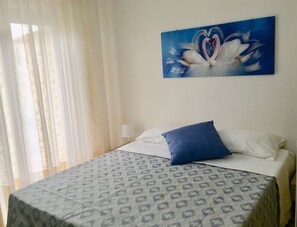 Minibar, tabla de planchar con plancha, wifi gratis y ropa de cama 