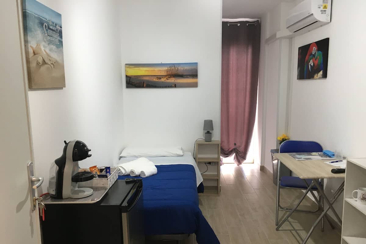 Basic-Zimmer, 1 Schlafzimmer | 1 Schlafzimmer, Minibar, Bügeleisen/Bügelbrett, kostenloses WLAN