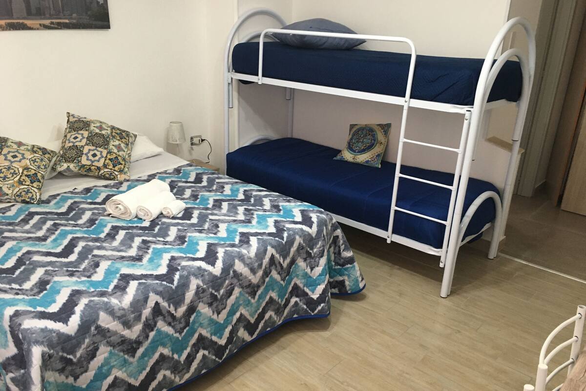 Deluxe-Vierbettzimmer | 1 Schlafzimmer, Minibar, Bügeleisen/Bügelbrett, kostenloses WLAN