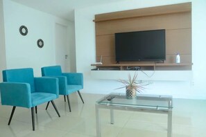 Lindo e Amplo 3 quartos em prédio frente Mar | Soggiorno | TV a schermo piatto