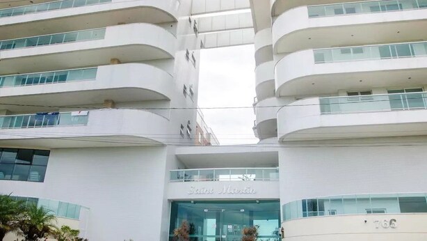 A modern building with multiple balconies and a prominent entrance labeled "Saint Martin". - Lindo Amplo 3 Quarto em Prédio Frente Mar (Cabo Frio)