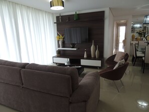 Apartamento 4 quartos predio Frente Mar | Living area | Flat-screen TV - Lindo Amplo 3 Quarto em Prédio Frente Mar (Cabo Frio)