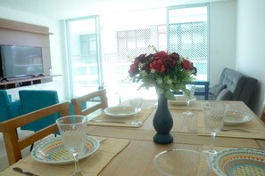 Lindo e Amplo 3 quartos em prédio frente Mar | In-room dining - Lindo Amplo 3 Quarto em Prédio Frente Mar (Cabo Frio)