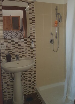 Classic Double Room, Multiple Beds | Bathroom | Free toiletries, hair dryer, bidet, towels - Iris B&b (Santa Maria la Carita)