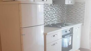 Chambre Quadruple | Coin cuisine privé | Grand réfrigérateur, micro-ondes dans l'espace commun, plaque de cuisson