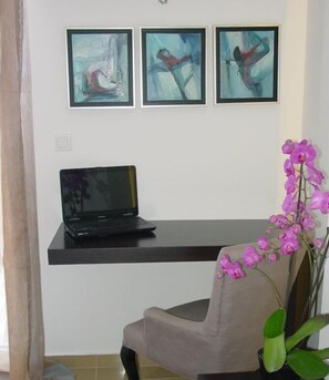 Superior-Studio, Balkon | Wohnbereich | Flachbildfernseher