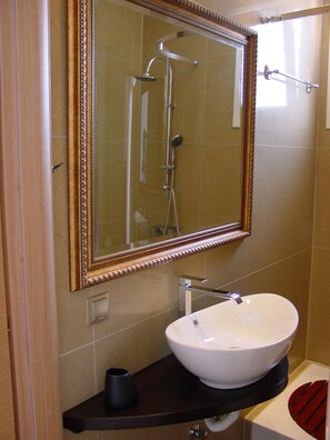 Deluxe Studio, Balcony | Bathroom - Harisis Apartments (Katerini)