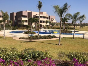 3 albercas al aire libre y camastros 
