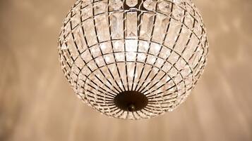 Eine runde, kristallbesetzte Chandelier mit Gitterstruktur.