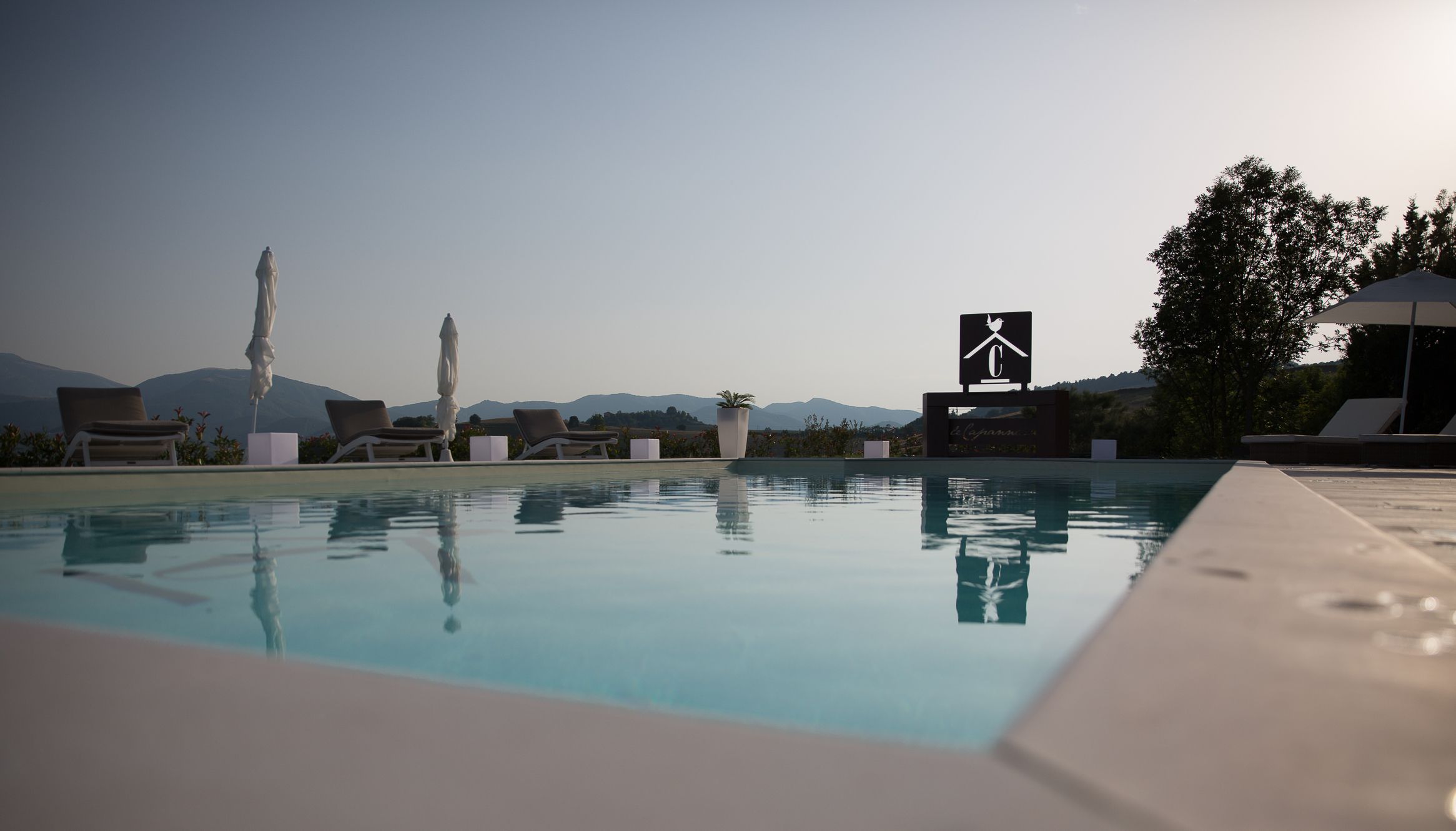 Piscine extérieure (ouverte en saison), parasols de plage