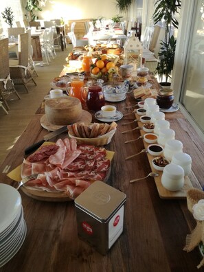 Petit déjeuner continental servi tous les jours en supplément