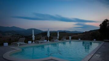 Piscina stagionale all'aperto, ombrelloni da piscina, lettini