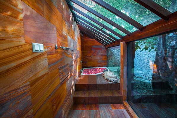 Villa de diseñador, 4 habitaciones | Regadera en el baño