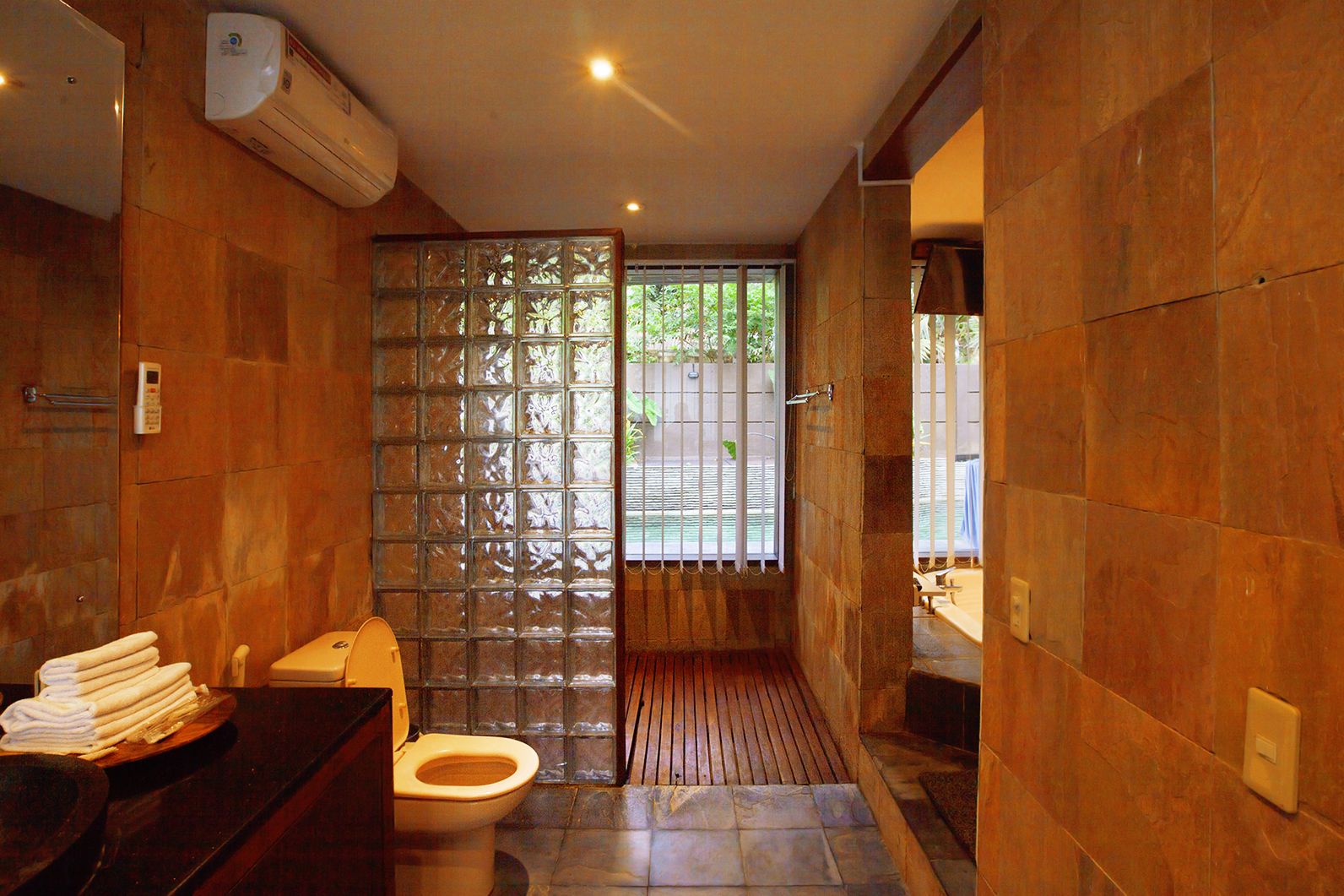 Een badkamer met toilet, wastafel en douche.