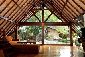 Design Villa, 4 Bedrooms | Living room