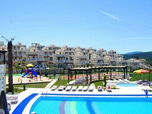 Una piscina al aire libre
