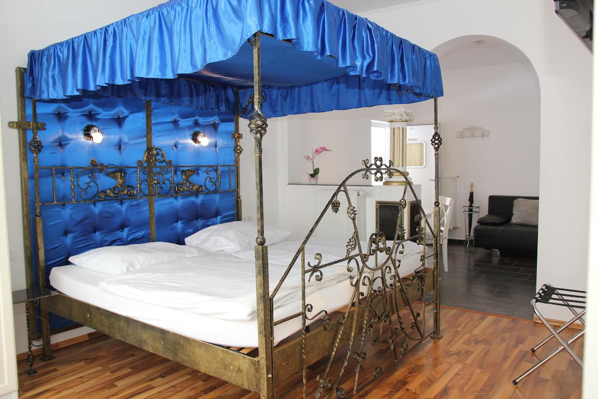 junior suite | 1 bedroom, in-room safe, desk, soundproofing