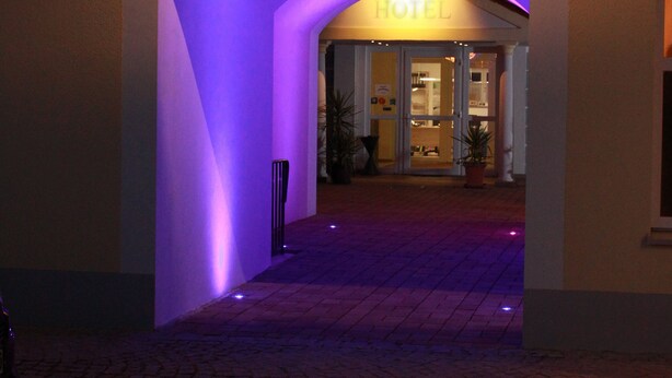 An entrance to a hotel with a sign above the door that reads "HOTEL." - Pension am Donaubogen (Barbing)