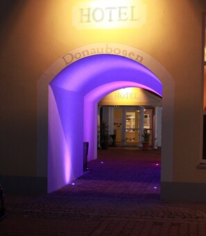 An entrance to a hotel with a sign above the door that reads "HOTEL." - Pension am Donaubogen (Barbing)