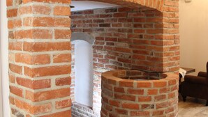 A brick fireplace with a sign above it reading "Lunnen stube". - Pension am Donaubogen (Barbing)