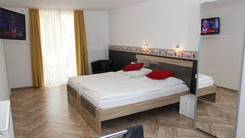 Kahden hengen deluxe-huone, parveke | Tallelokero huoneessa, työpöytä, äänieristys, ilmainen Wi-Fi