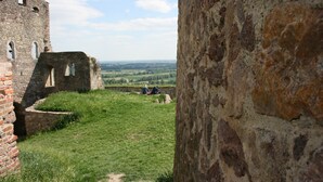 An ancient stone structure with arched windows and a grassy field in the background. - Pension am Donaubogen (Barbing)